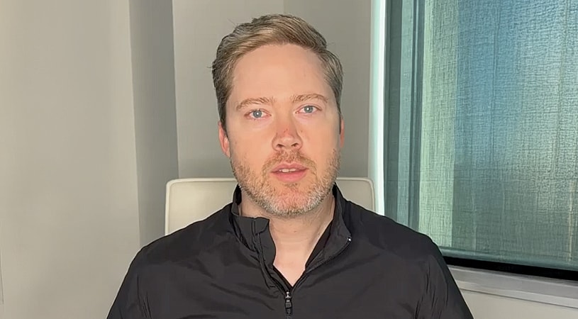 Doctor advises patients on scar concerns.